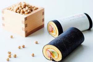 This ehomaki-imitation roll cake offers an alternative way to enjoy Setsubun