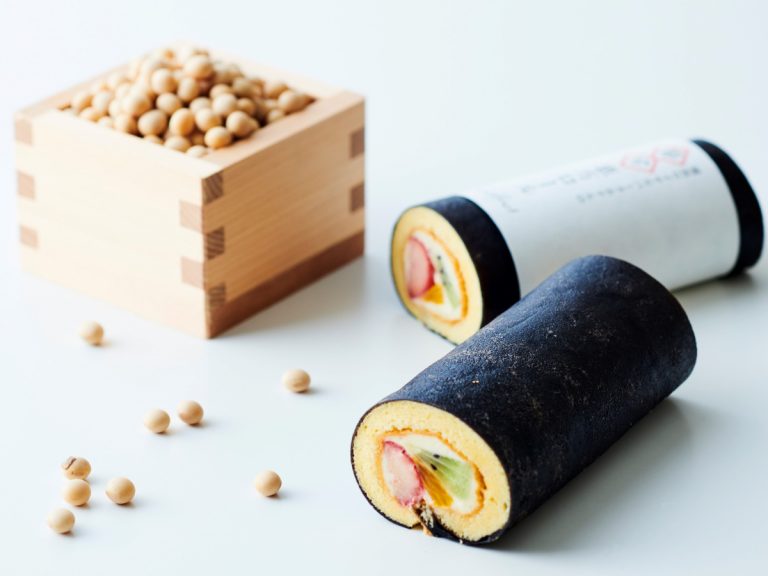This ehomaki-imitation roll cake offers an alternative way to enjoy Setsubun