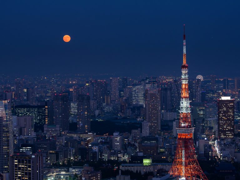 View the mid-autumn Harvest Moon from Roppongi Hills Sky Deck