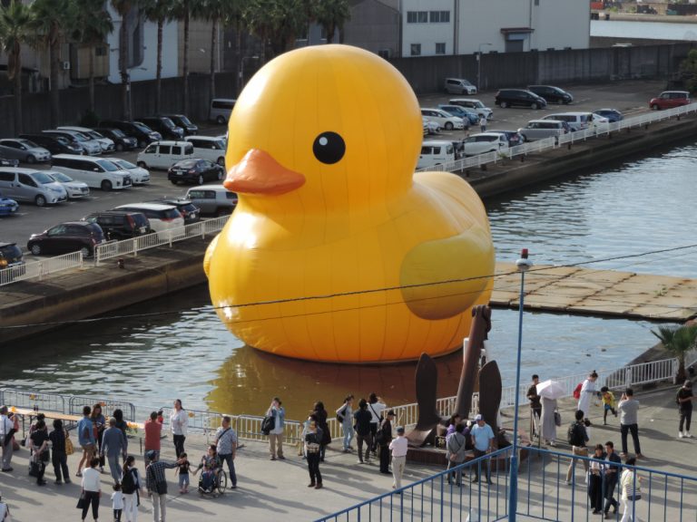 Giant rubber duck returns to Osaka alongside Suminoe Art Beat Fest this November