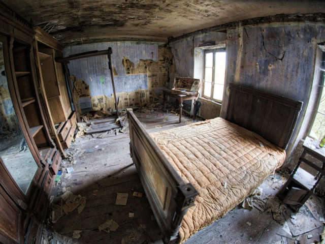 Two Men Discover A Rotting Corpse Whilst Exploring An Abandoned Hotel