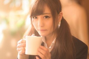 Japanese man lends charger to high school girl and gets something unexpected in return