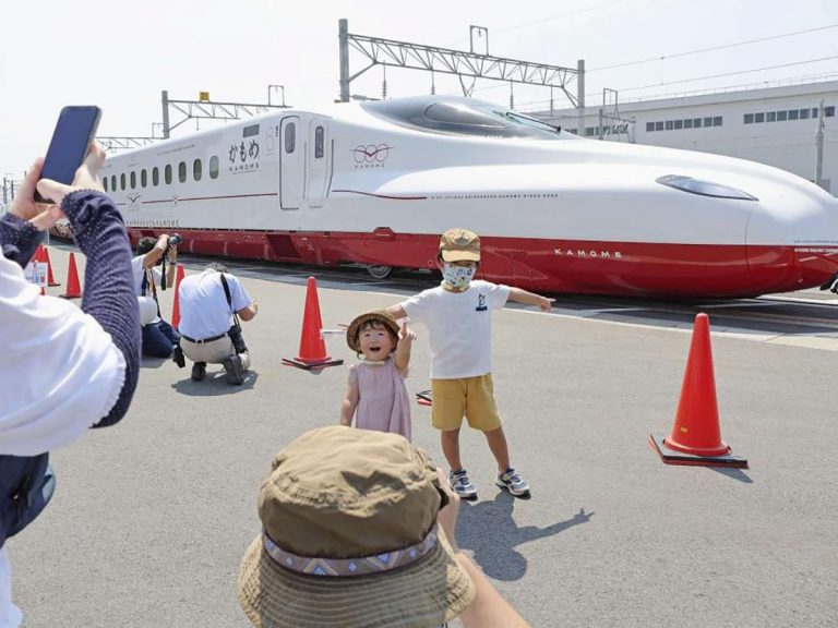 ‘Kamome’ Bullet Trains Stand by for New Shinkansen Line in Kyushu