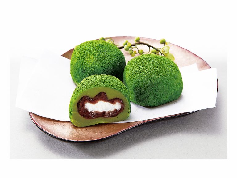 Ehime Prefecture Shop’s Matcha Cream Mochi Cake Has Fans Lining Up From All Over Japan