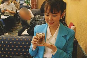 Showa retro fashion lover takes Japanese cafe back to the ’80s when she shows up