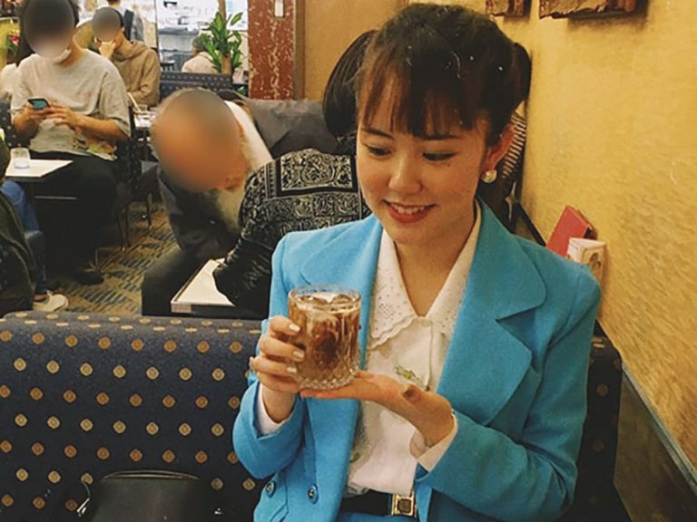 Showa retro fashion lover takes Japanese cafe back to the ’80s when she shows up