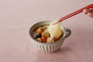 Why is mochi one of the most dangerous foods that causes many deaths annually?
