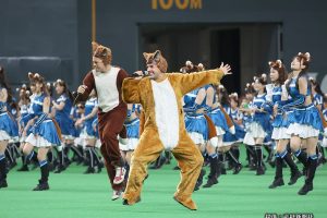 Ylvis performs “What Does The Fox Say?” in Japan at Nippon Ham Fighters baseball game