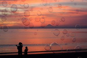 Stunning and Heartwarming Photography From the ‘Bubble Uncle’ Who Spreads Joy Around Japan