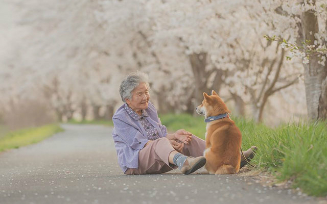 Japanese Photographer Perfectly Captures His Grandmother’s Playful Nature in Touching Portraits
