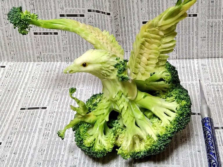 Japanese artist crafts stunning falcon sculpture out of broccoli using Thai fruit carving
