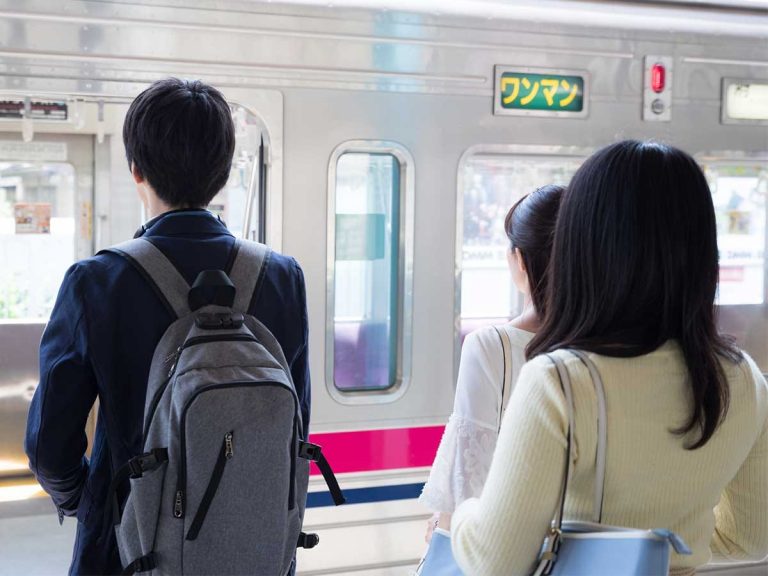 Japanese Student’s Funny Way to Help Train Passenger Not Miss Her Stop