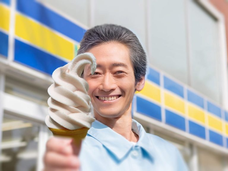 Tokyo civil servant reported for eating ice cream in front of convenience store