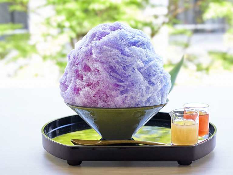 Japanese cafe’s rainy season inspired hydrangea shaved ice dessert changes colour like magic