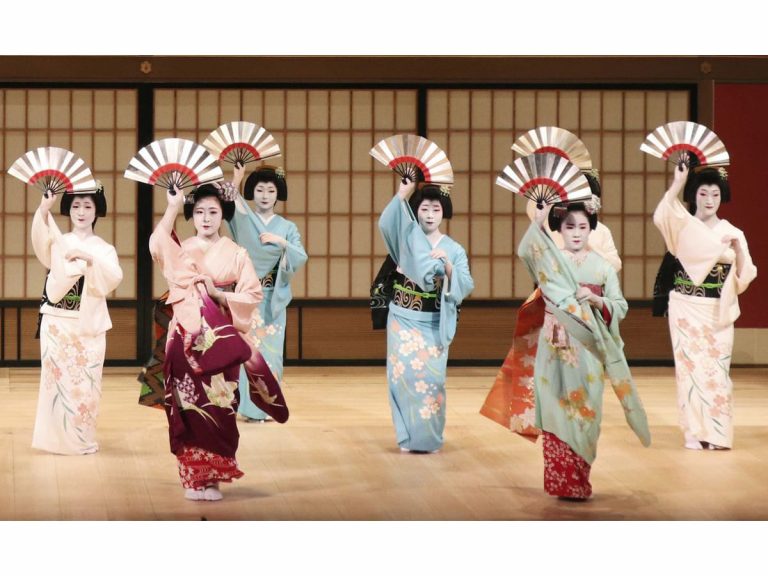 Maiko Return to Kyoto Stage After COVID-Caused Absence