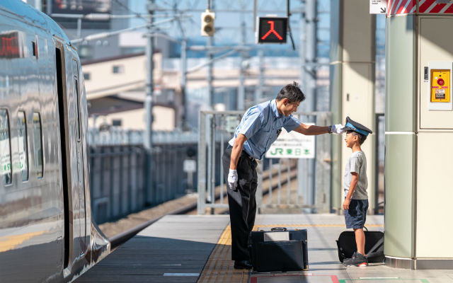 Japanese Train Conductor Makes Boy’s Day, Twitter Cry With Touching Gesture