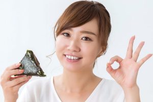 “Which convenience store’s tuna mayo rice balls are best?”: Cooking YouTuber gives her opinion