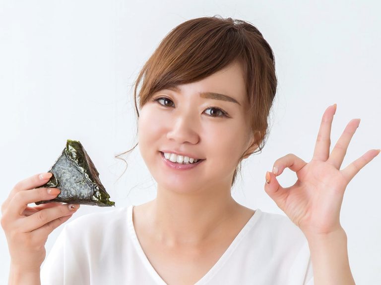 “Which convenience store’s tuna mayo rice balls are best?”: Cooking YouTuber gives her opinion