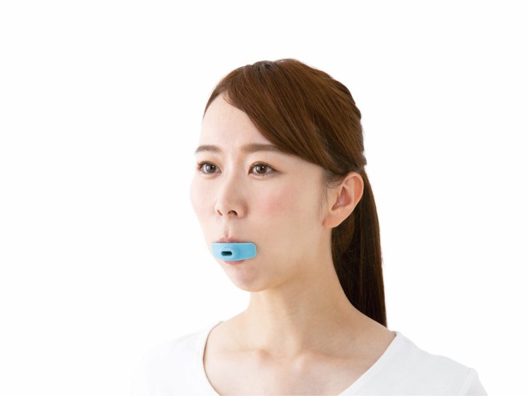 “Just hold it in your mouth” 3-minutes-a-day karaoke training device released in Japan