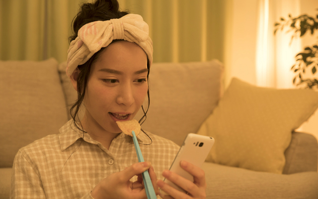 Eating Potato Chips with Chopsticks: TV Debate Reveals Japanese Generational Divide
