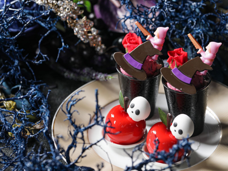 Japan’s Snow White themed Halloween afternoon tea nails the creepy fairytale vibe with poison apple desserts