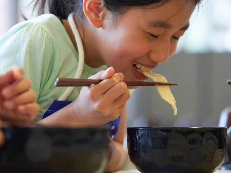 Japanese service turns 15,000 restaurants nationwide into food kitchens for needy kids