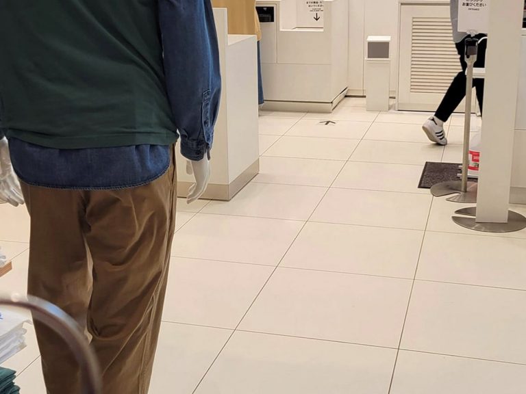 Man’s “embarrassing misperception” at Uniqlo: He thought someone was in line at the register…