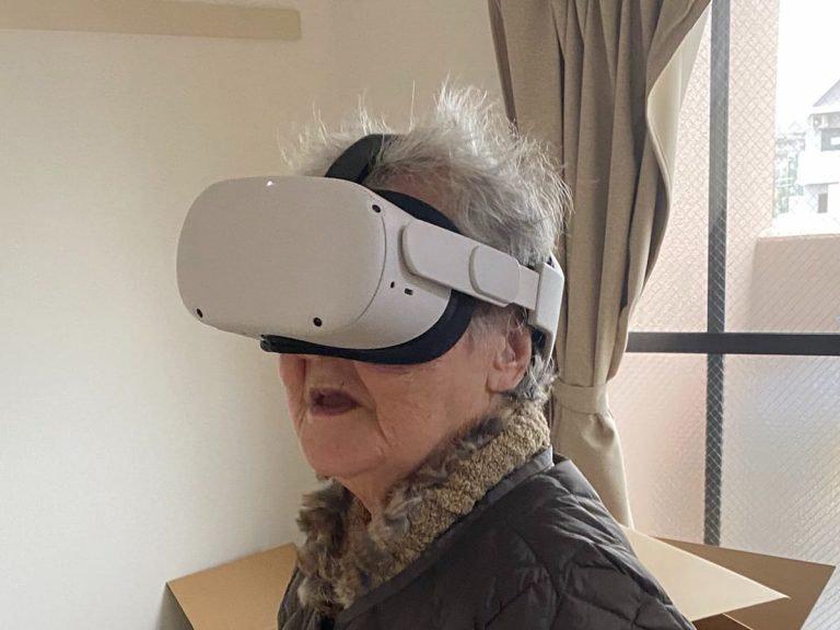 Japanese grandma is moved by her first VR experience