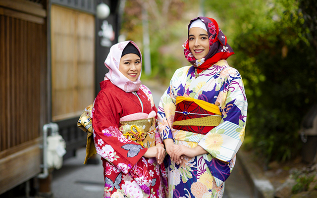 Muslim Women Can Rent Wagara Hijabs To Match Kimonos At Yumeyakata in Kyoto